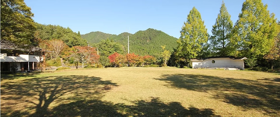 久万高原ふるさと旅行村は、静かな自然の中で古い山村の風景や生活に触れる体験が出来る施設です。キャンプサイトは広々として開放感があるフリーサイト。50人が宿泊可能な「ふるさと館」は、学校や会社の野外活動の利用におすすめです。