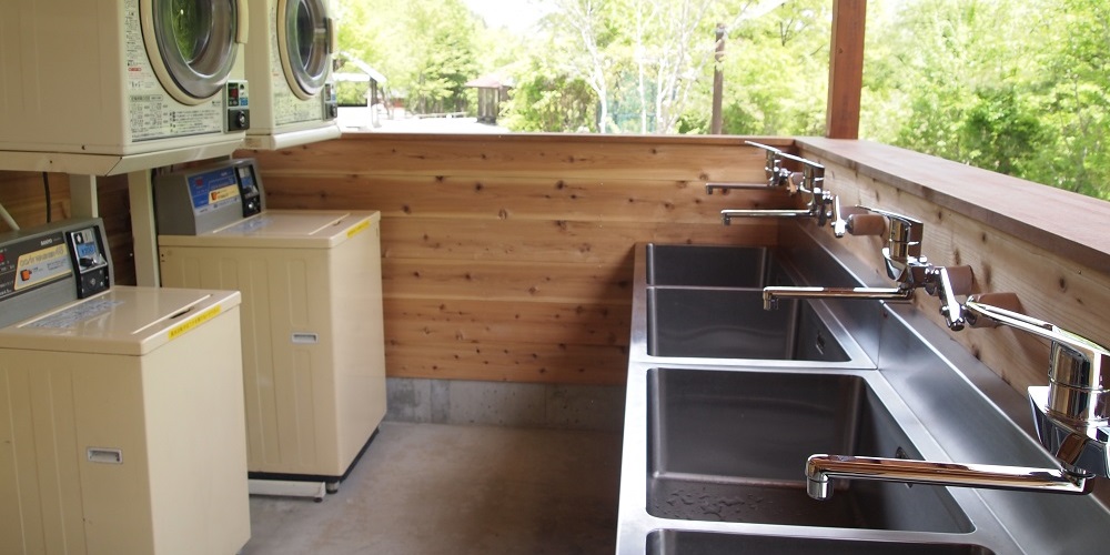 キャンプ場の炊事場